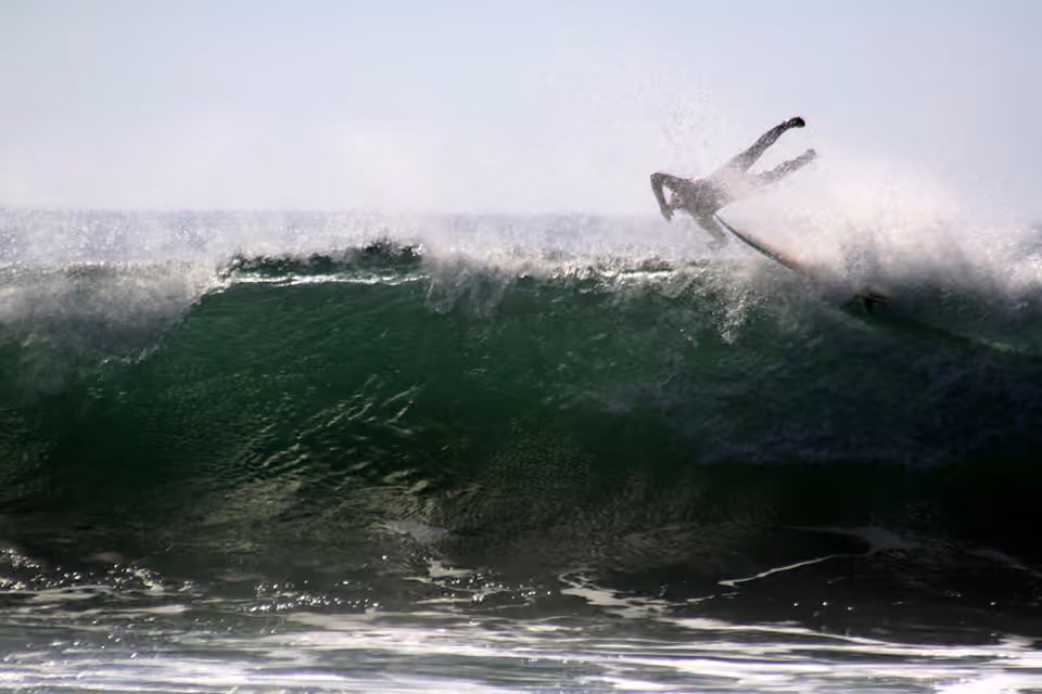 Surfeur quittant une vague qui se referme à Santa Cruz.