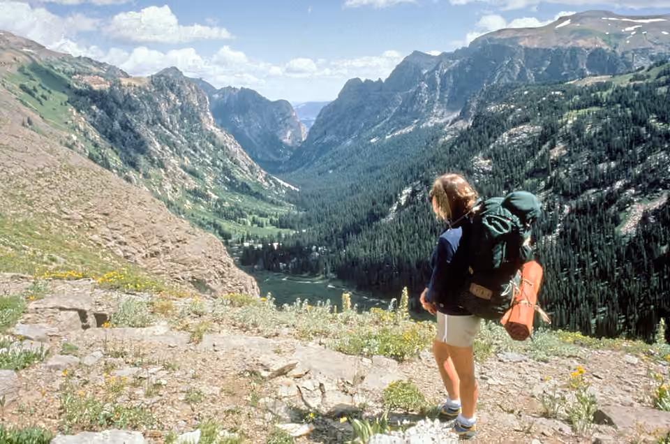 Randonneuse portant un grand sac à dos dans le parc national de Grand Teton.