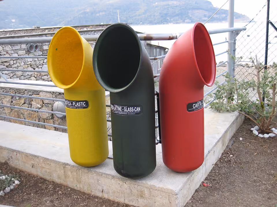 Récipients de tri des déchets alignés à Porto Venere en Italie.