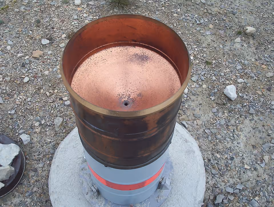 Vue extérieure d’un pluviomètre à augets basculants.