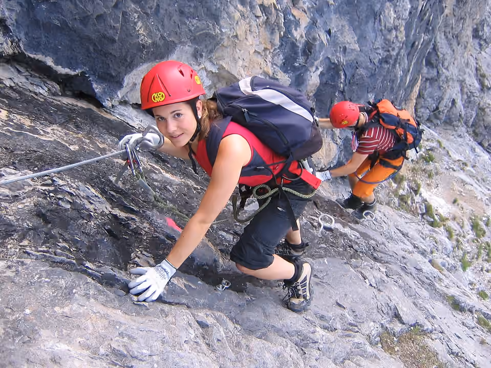 Pratiquants attachés à un câble de via ferrata au Piz Mitgel en Suisse.