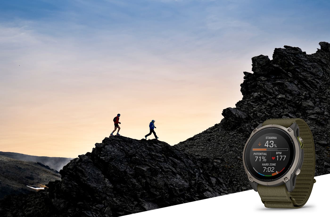 Visuel de presse Garmin : une montre Enduro 4 olive devant un paysage de montagne où courent deux personnes.