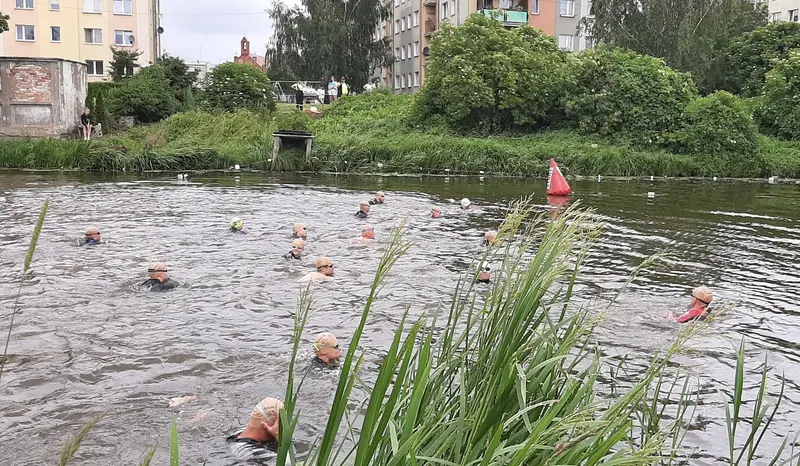 Des participants en bonnet de bain attendent dans la rivière Pasłęka lors d’un aquathlon à Braniewo, en Pologne.