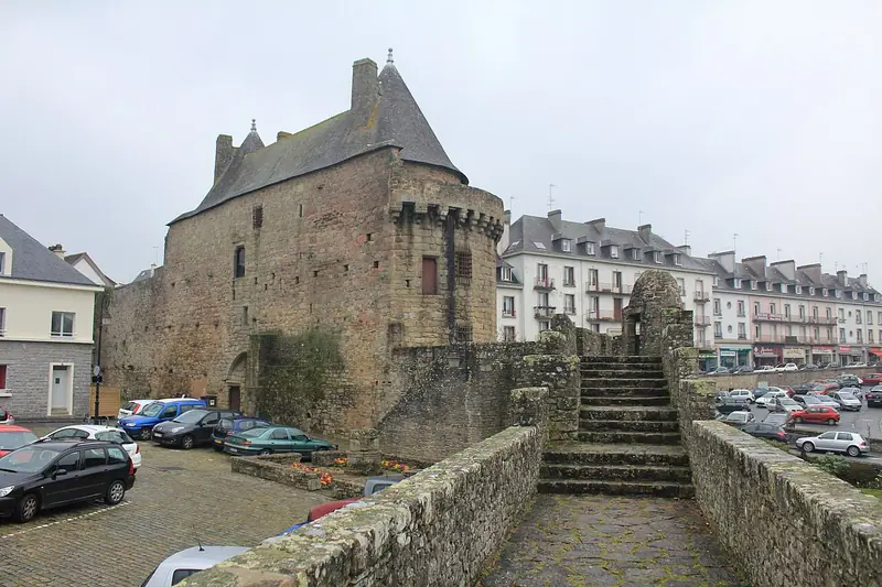 Remparts d’Hennebont avec un escalier de pierre au premier plan et la porte Broërec derrière.