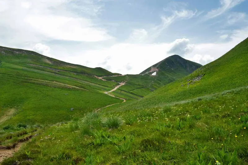 Sentier de randonnée au cœur des reliefs d’Auvergne