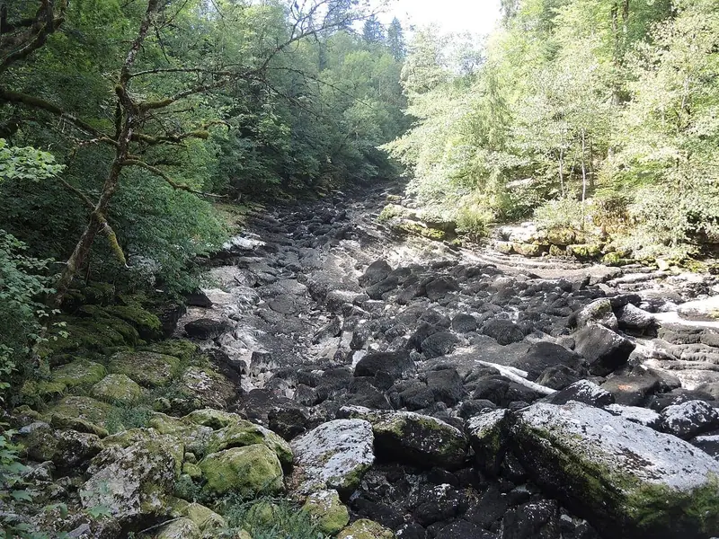 Lit asséché du Doubs en amont du Saut du Doubs en août 2022.